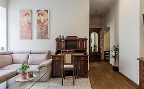 Spacious And Quiet Apartment In The City Centre